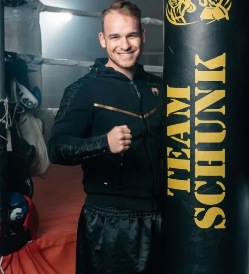 Johannes Schunk, Profiboxer und Cheftrainer von EOM Heroes, im Boxring am Team-Schunk-Sandsack
