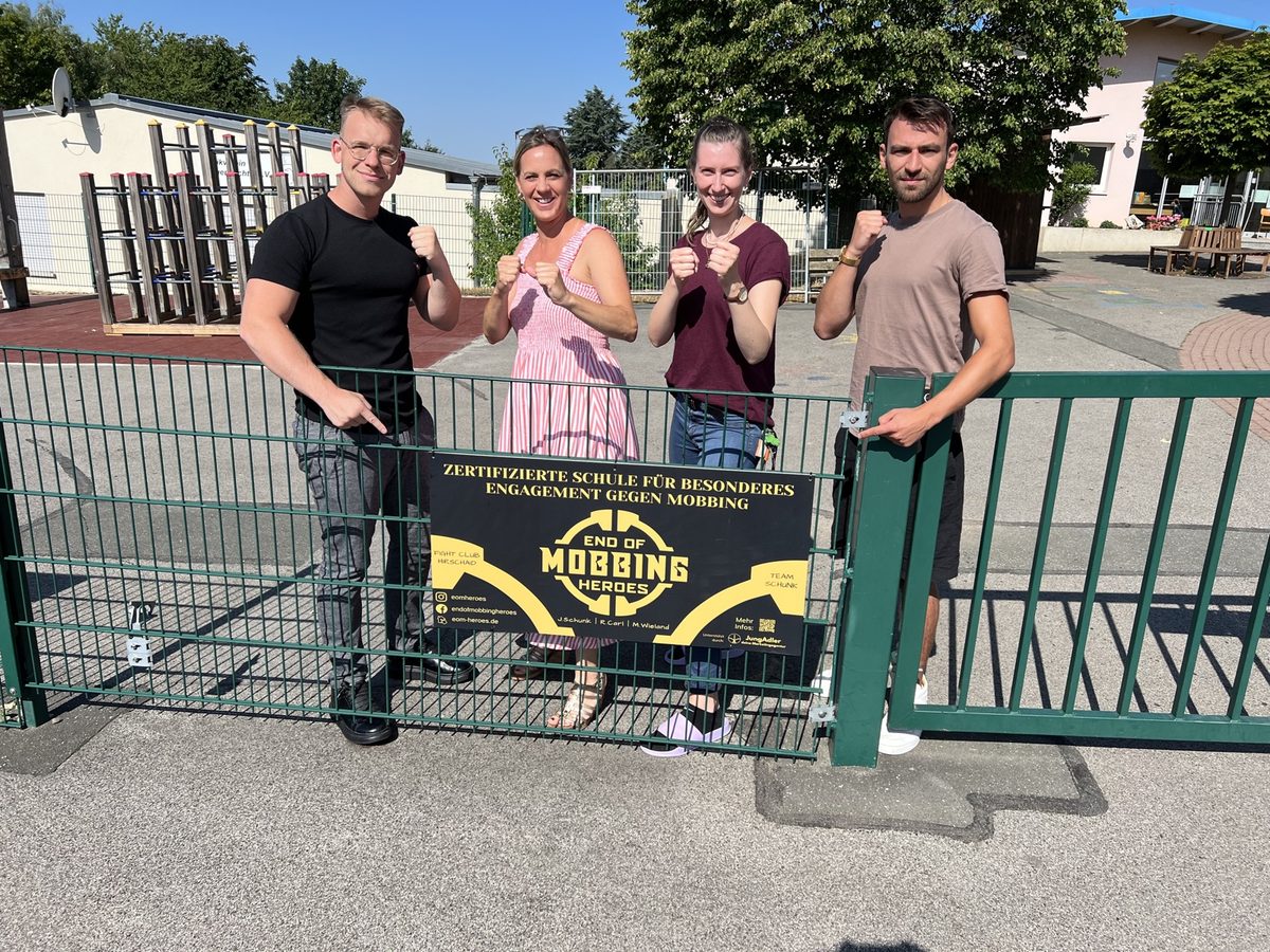 Übergabe des Zertifikats an die Grundschule Amlingstadt: Lehrkräfte und das EOM-Team mit der Tafel am Schulhoftor
