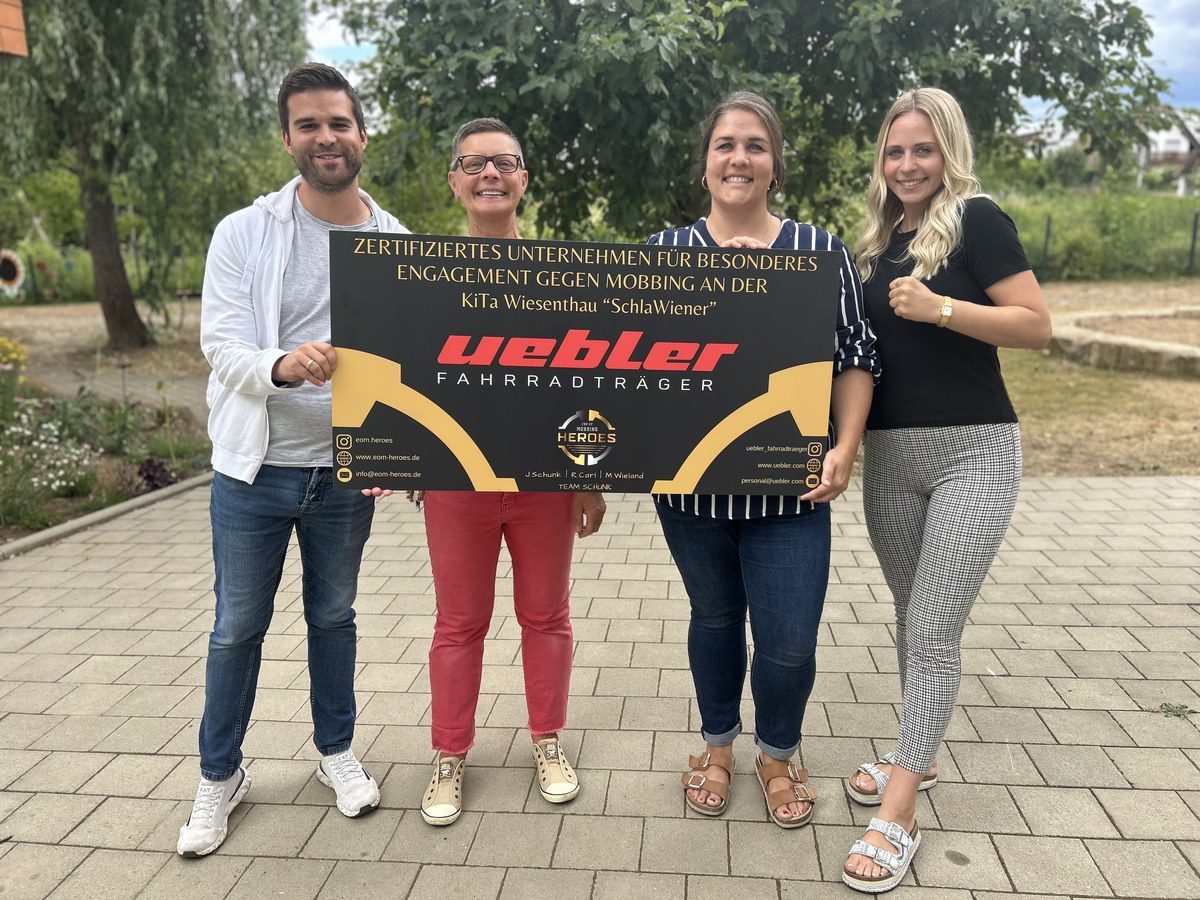 Übergabe des Zertifikats an die KiTa Wiesenthau SchlaWiener mit Vertretern von uebler Fahrradträger